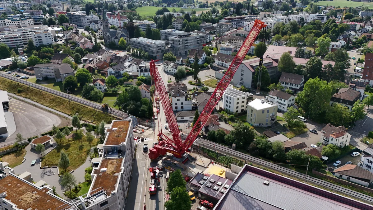 Auf der Bahnstrecke zwischen Wetzikon und Kempten klafft noch eine Lücke – aber nicht mehr lange. Der fertig montierte Raupenkran über den Dächern von Wetzikon.